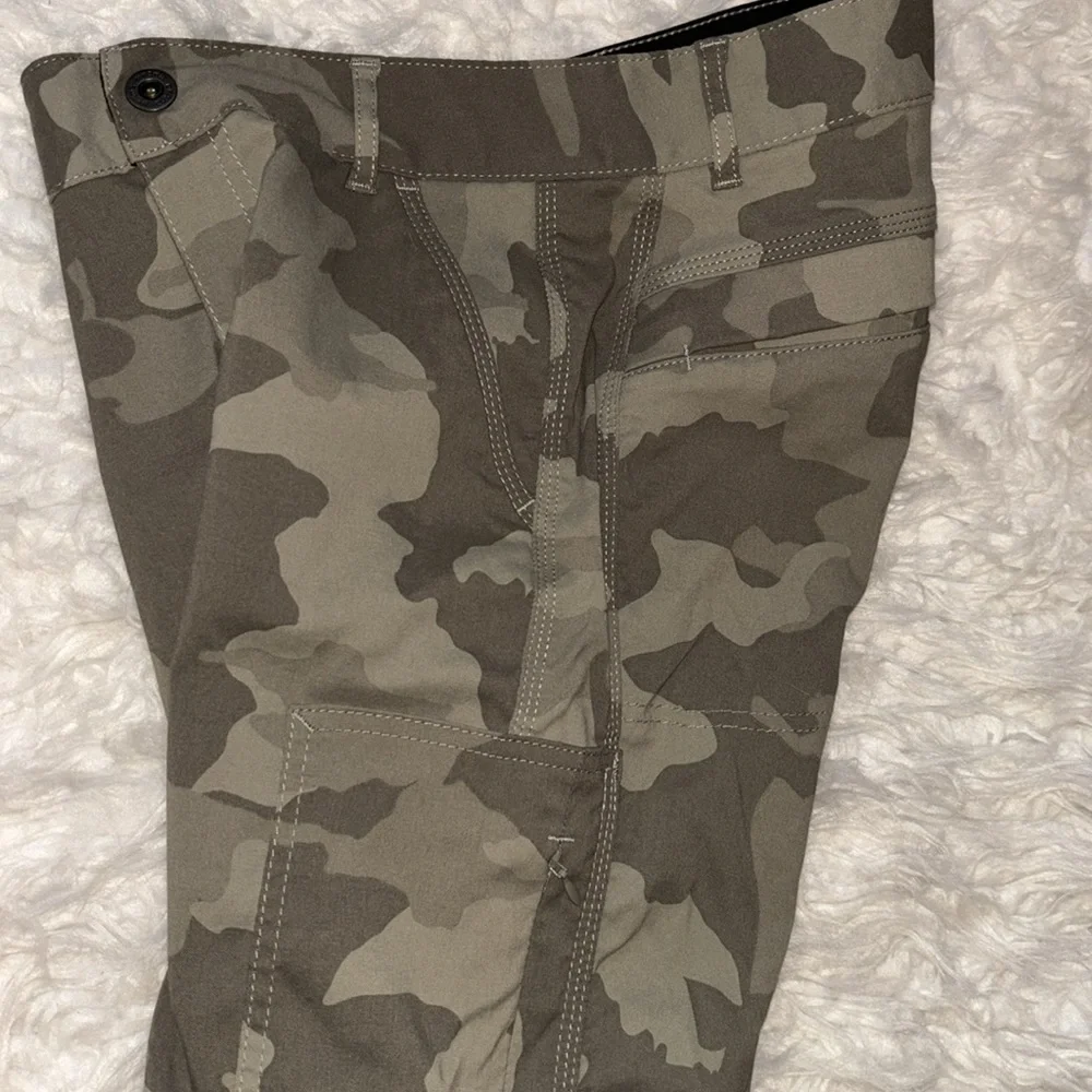 Prana Green Camo Sky Canyon Joggers, Size 0 - Picture 4 of 16
